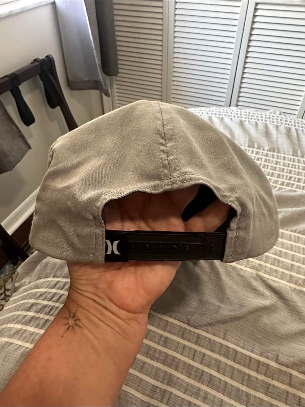 Hurley gray Snapback Hat with Black Logo - Picture 4 of 5